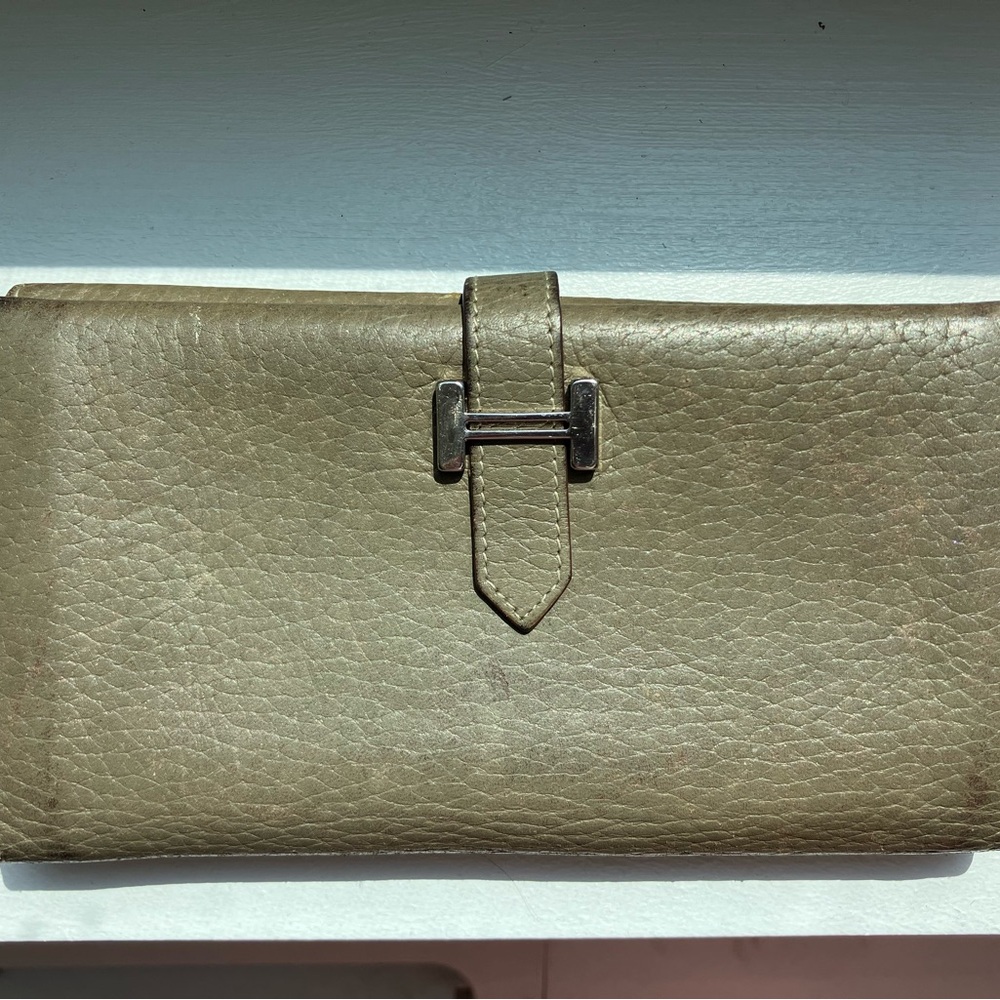 Hermès wallet.